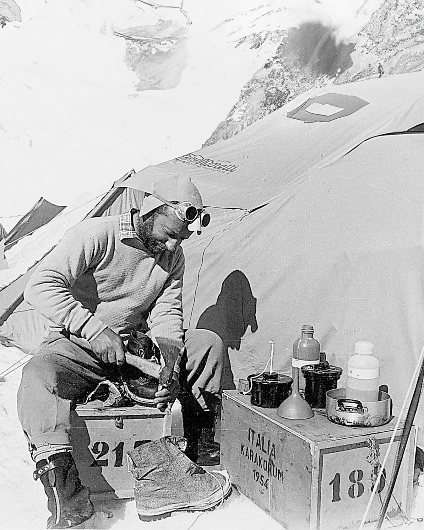 shots of the 1954 Italian expedition to K2 img4